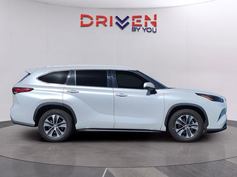 Used 2022 Toyota Highlander XLE image 3