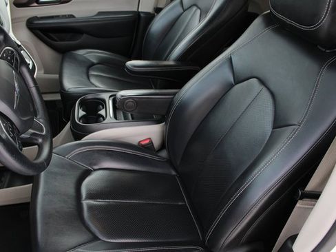 Used 2020 Chrysler Voyager Lxi image 5