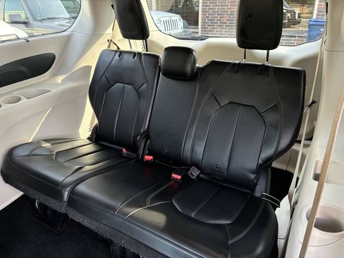 Used 2019 Chrysler Pacifica Touring-L FWD image 38