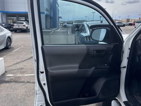 Used 2017 Toyota Tacoma SR image 7