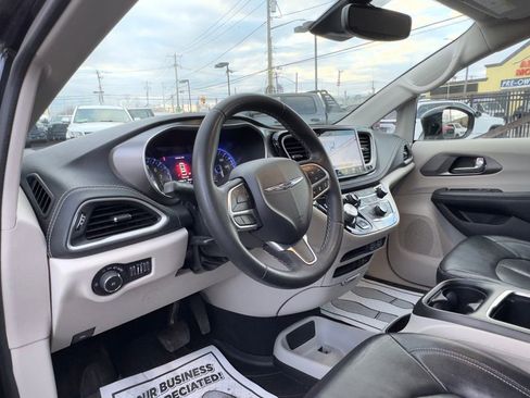 Used 2022 Chrysler Pacifica Touring-L image 12