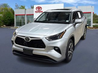 Used 2022 Toyota Highlander XLE AWD/4WD video 1