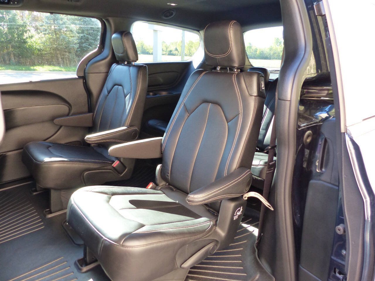Used 2025 Chrysler Pacifica Select FWD image 28