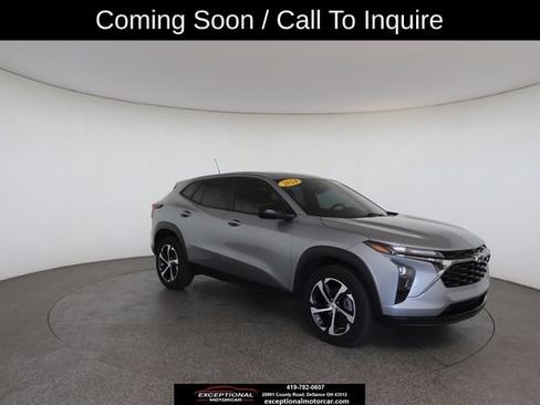 Used 2024 Chevrolet Trax RS w/ Driver Confidence Package FWD image 2