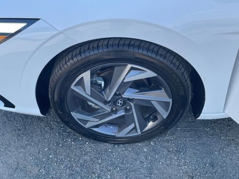 Used 2025 Hyundai Elantra SEL image 29