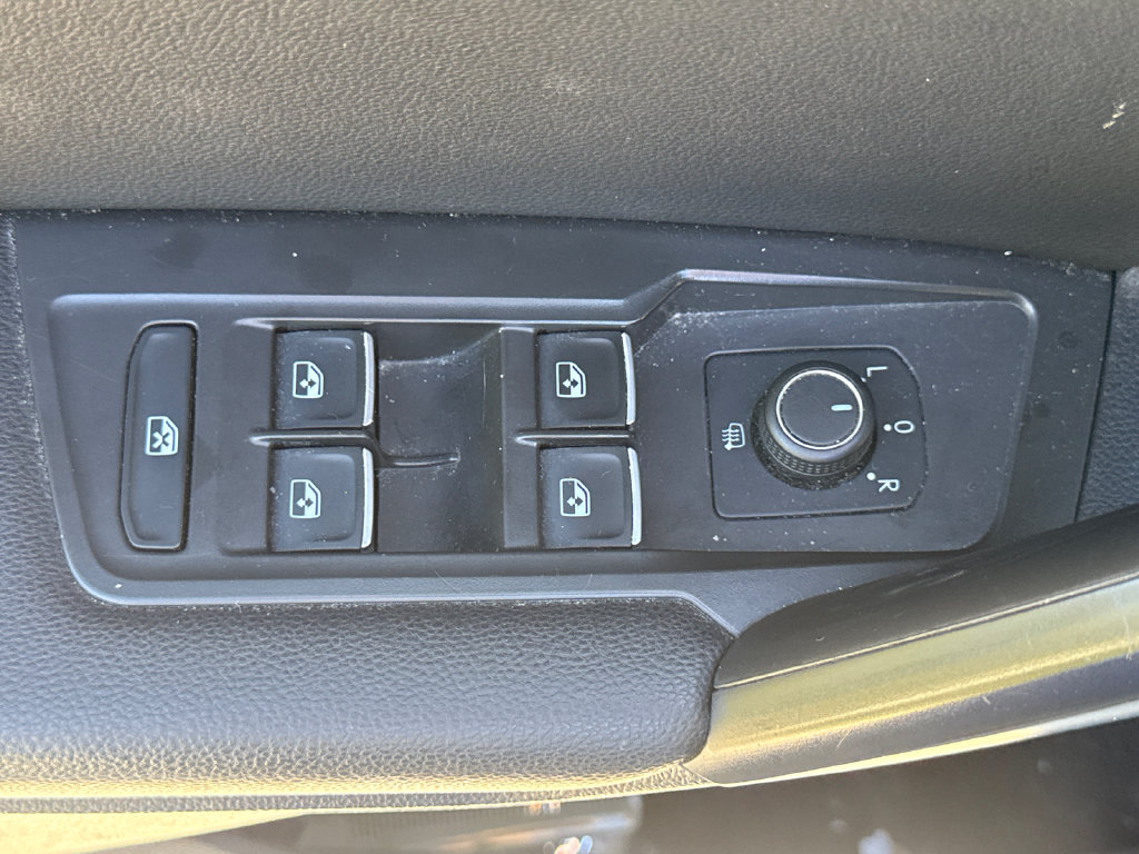 Used 2021 Volkswagen Tiguan SE FWD image 14