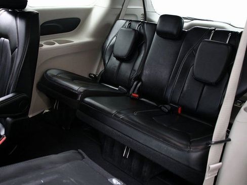 Used 2024 Chrysler Pacifica Touring-L image 12