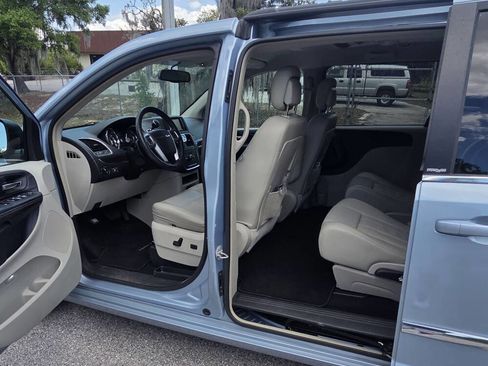 Used 2013 Chrysler Town & Country Touring image 8