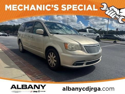 Used 2013 Chrysler Town & Country Touring FWD image 1