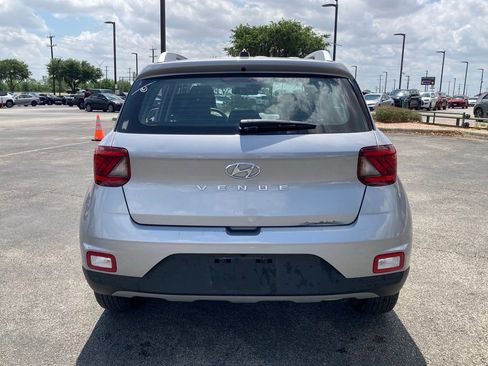 Used 2025 Hyundai Venue SEL FWD image 5