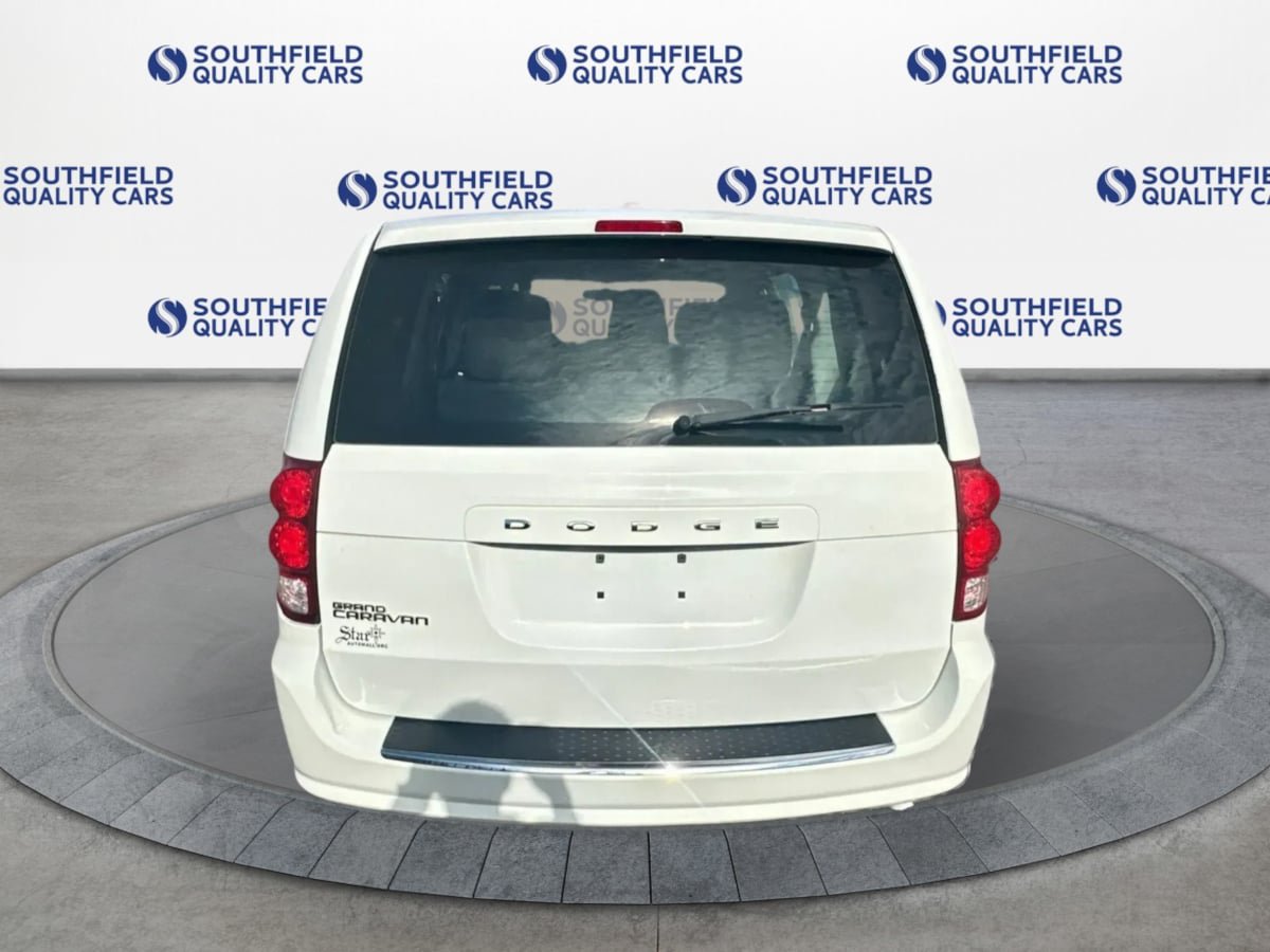 Used 2016 Dodge Grand Caravan American Value Package w/ UConnect Hands-Free Group FWD image 5