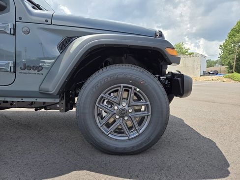 New 2025 Jeep Gladiator Sport image 5