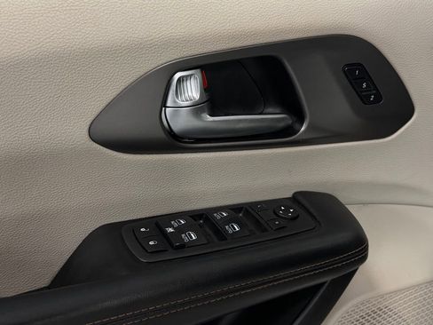 Used 2020 Chrysler Pacifica Touring-L Plus w/ Tire & Wheel Group image 12