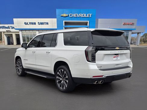 Used 2025 Chevrolet Suburban High Country RWD image 11