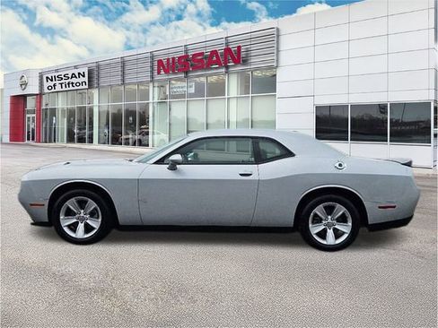 Used 2023 Dodge Challenger SXT image 4