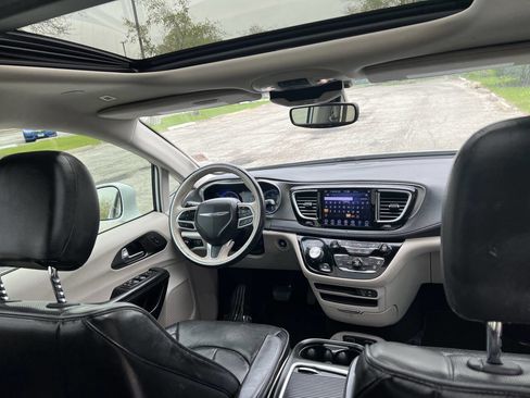 Used 2019 Chrysler Pacifica Limited image 22