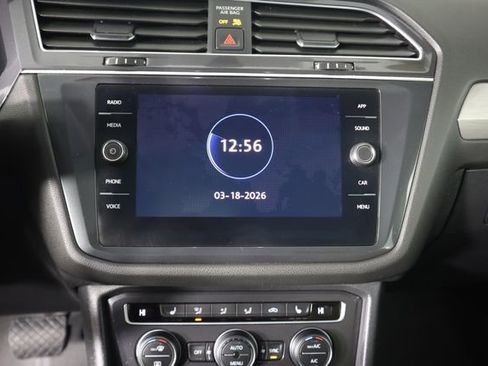 Used 2020 Volkswagen Tiguan SE w/ Panoramic Sunroof Package image 39