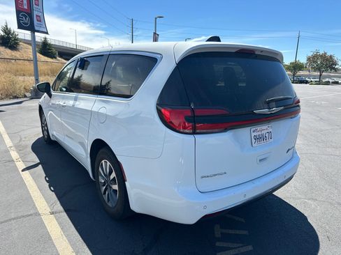 Used 2023 Chrysler Pacifica Touring-L FWD image 3