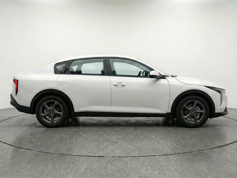 Used 2025 Kia K4 LXS image 5