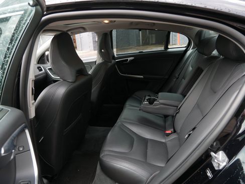 Used 2018 Volvo S60 T5 Inscription Platinum w/ Climate Package AWD/4WD image 10