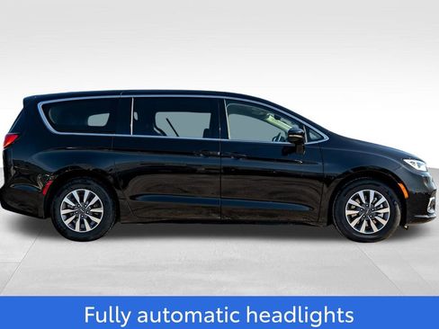 Used 2024 Chrysler Pacifica Select image 8