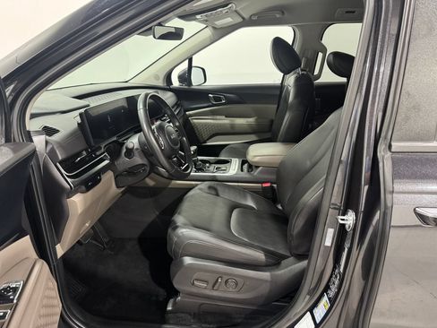 Used 2025 Kia Carnival FWD image 14