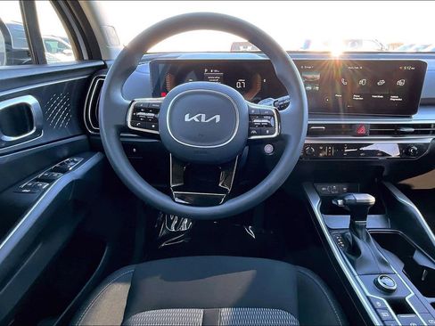 Used 2025 Kia Sorento LX image 7