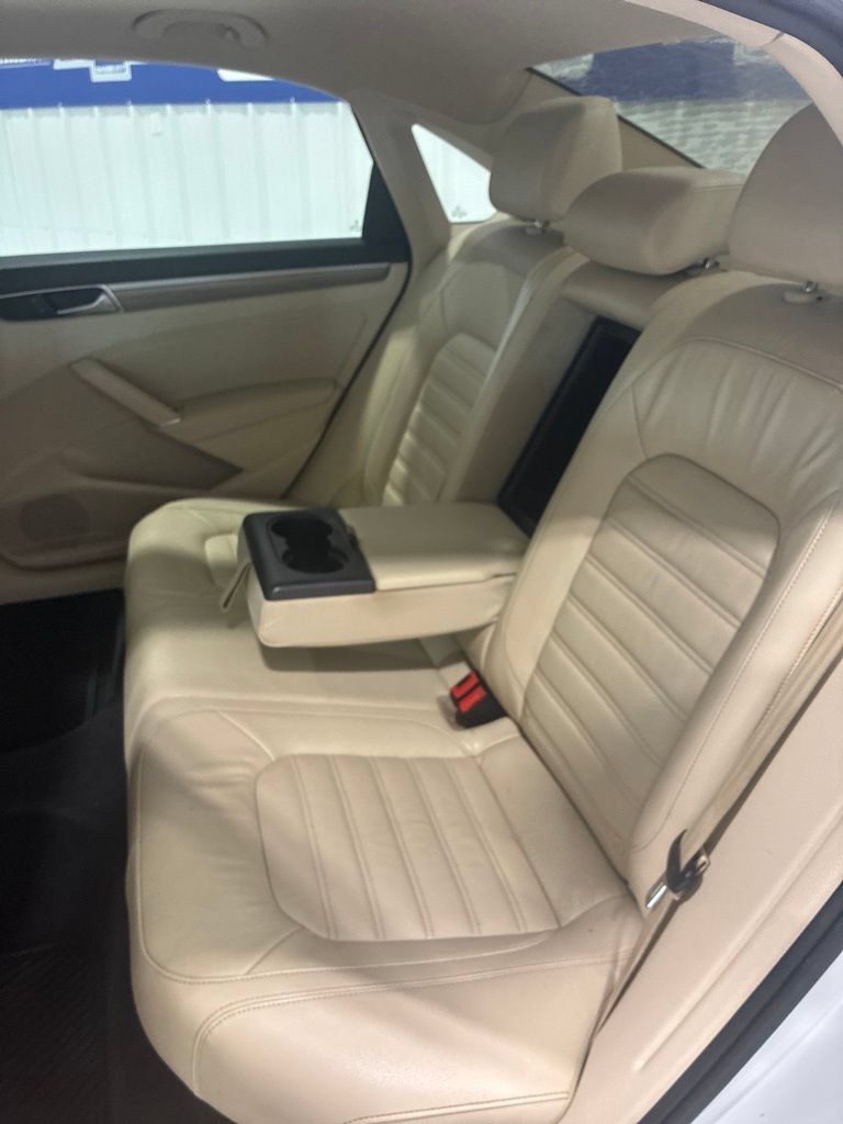 Used 2017 Volkswagen Passat 3.6 SEL Premium FWD image 29