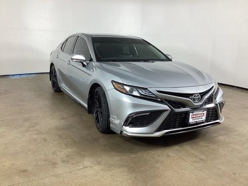 Used 2022 Toyota Camry XSE FWD image 4