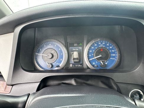 Used 2019 Toyota Sienna Limited image 21