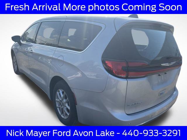 Used 2024 Chrysler Pacifica Touring-L FWD image 4