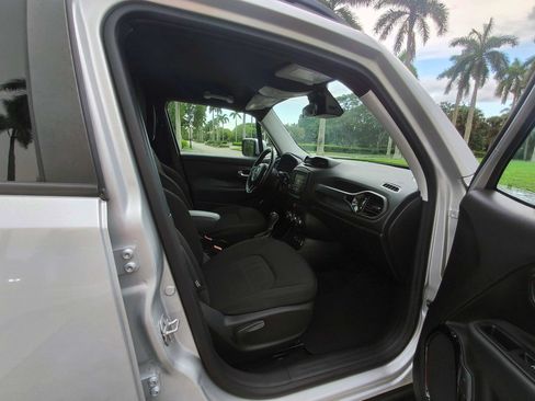 Used 2017 Jeep Renegade Altitude FWD image 36