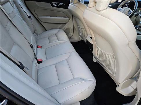 Used 2019 Volvo XC60 T5 Momentum w/ Multimedia Package FWD image 19