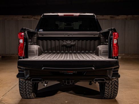 Used 2025 Chevrolet Silverado 1500 Custom Trail Boss w/ Dark Appearance Package image 9