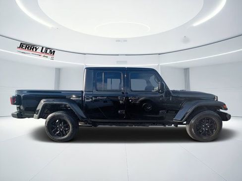Used 2022 Jeep Gladiator Sport image 2