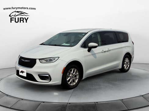 Used 2023 Chrysler Pacifica Touring-L FWD image 8