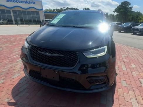 Used 2025 Chrysler Pacifica Limited FWD image 6