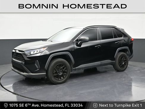 Used 2021 Toyota RAV4 LE image 1