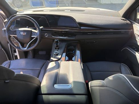 Used 2024 Cadillac Escalade Premium Luxury w/ Performance Package image 11