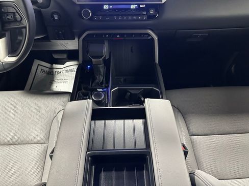 Used 2025 Toyota Tundra Limited AWD/4WD image 37