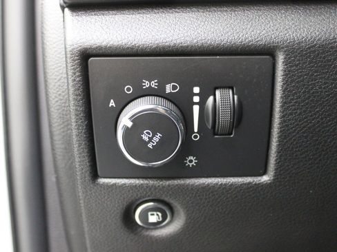 Used 2019 Jeep Grand Cherokee Altitude AWD/4WD image 18