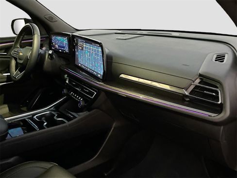 Used 2025 Chevrolet Traverse High Country image 32