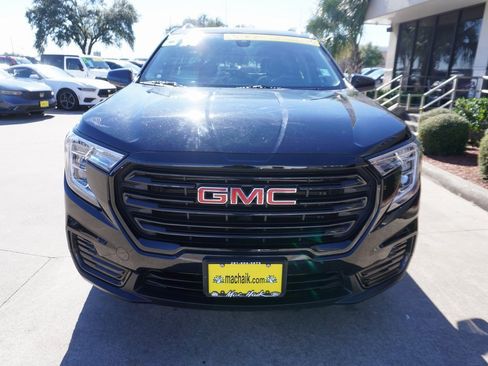 Used 2024 GMC Terrain SLE w/ Driver Convenience Package image 2