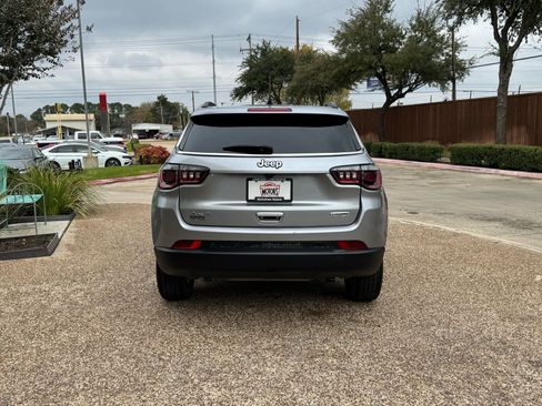 Used 2023 Jeep Compass Latitude image 9