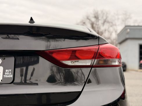 Used 2017 Hyundai Elantra SE image 10
