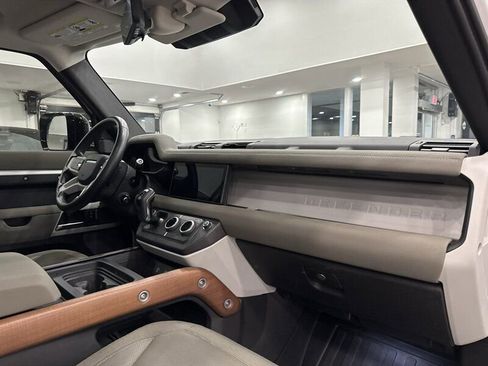 Used 2021 Land Rover Defender 110 SE image 24