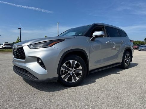 Used 2021 Toyota Highlander XLE AWD/4WD image 1