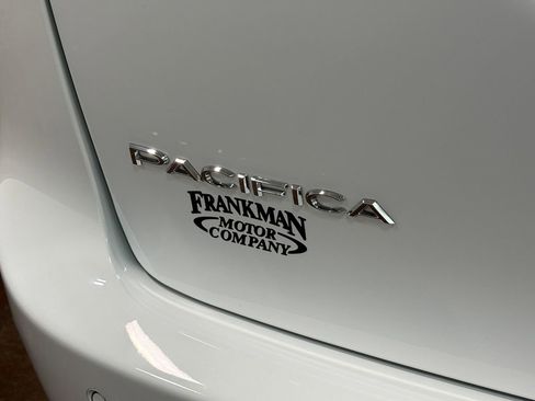 Used 2024 Chrysler Pacifica Touring-L image 54