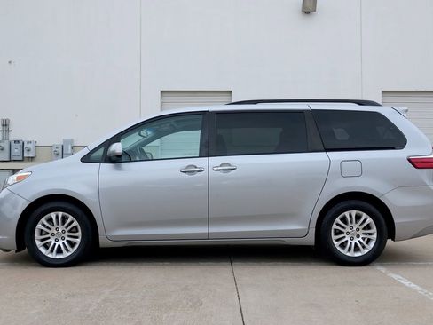 Used 2017 Toyota Sienna XLE FWD image 15
