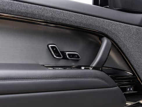 Used 2025 Land Rover Range Rover Sport SE image 18